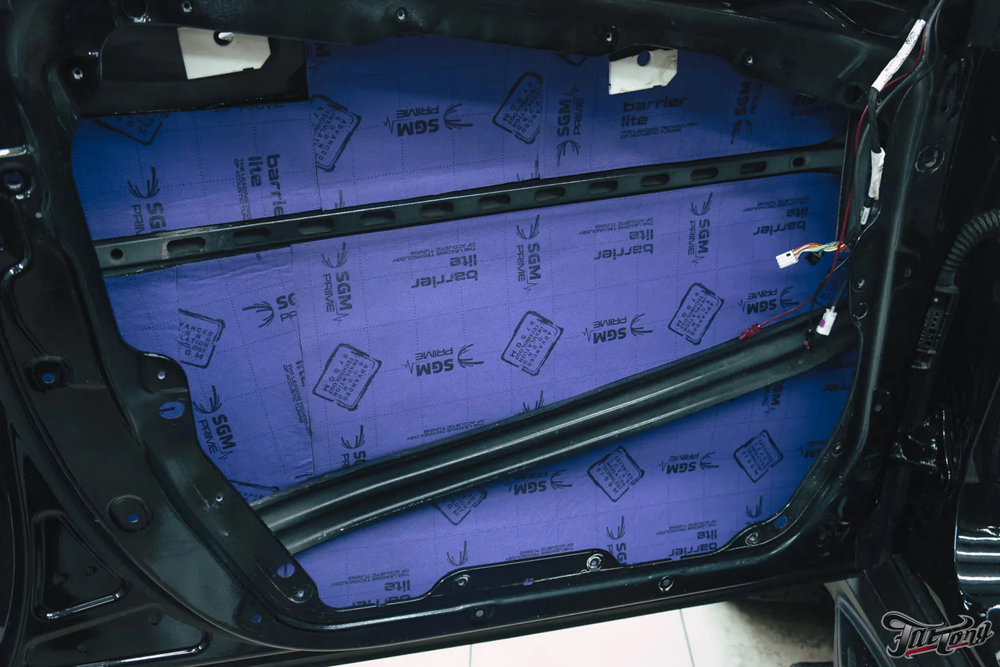 Восстановление Mercedes GLS с пробегом, часть 2: комплексная шумоизоляция, новая акустическая система, подсветка в салоне